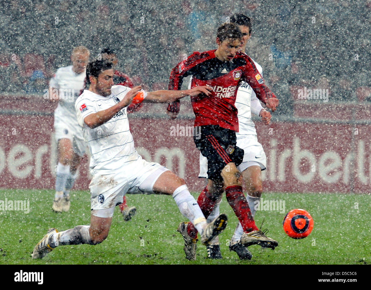 Leverkusens Stefan Kiessling (C) und Freiburgs Heiko Butscher wetteifern um den Ball in die Bundesliga-Spieltag 20-Fußball-Krawatte Bayer 04 Leverkusen Vs SC Freiburg BayArena in Leverkusen, Deutschland, 31 Januar 2010. Leverkusen gewann 3: 1. Foto: Federico Gambarini Stockfoto