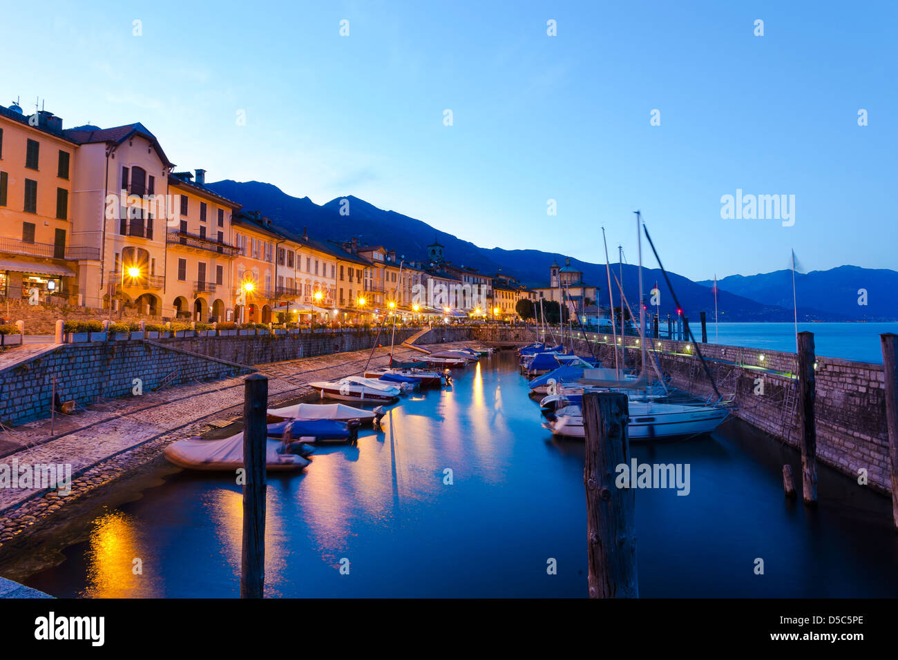 Hafen von Cannobio zur blauen Stunde, Lago Maggiore, Italien Stockfoto