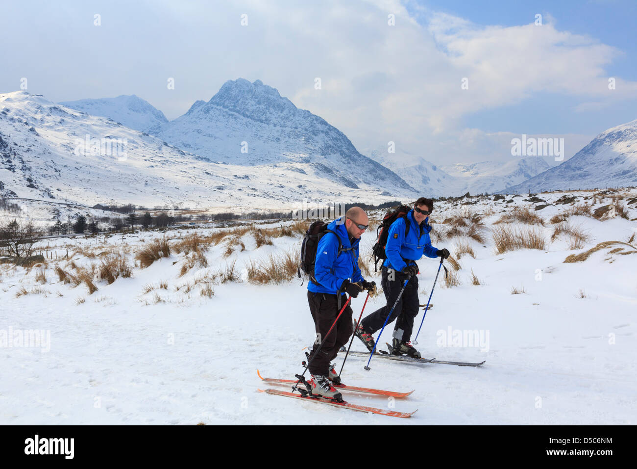 Ogwen Valley, North Wales, UK, Donnerstag, 28. März 2013. Überqueren Sie Land Skifahrer Kopf bis in die Carneddau Berge von Snowdonia-Nationalpark. Die Region hat ungewöhnlich kalten Wetter und starker Schneefall für Ende März winterliche Bedingungen für das Osterwochenende erlebt. Stockfoto