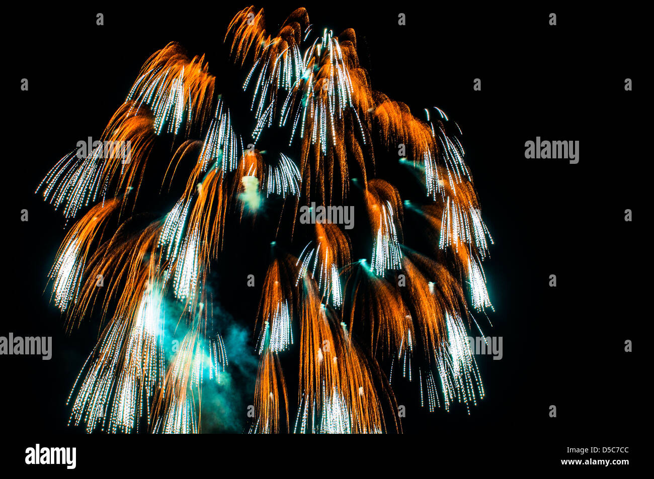 mehreren Feuerwerk gegen einen schwarzen Himmel Stockfoto