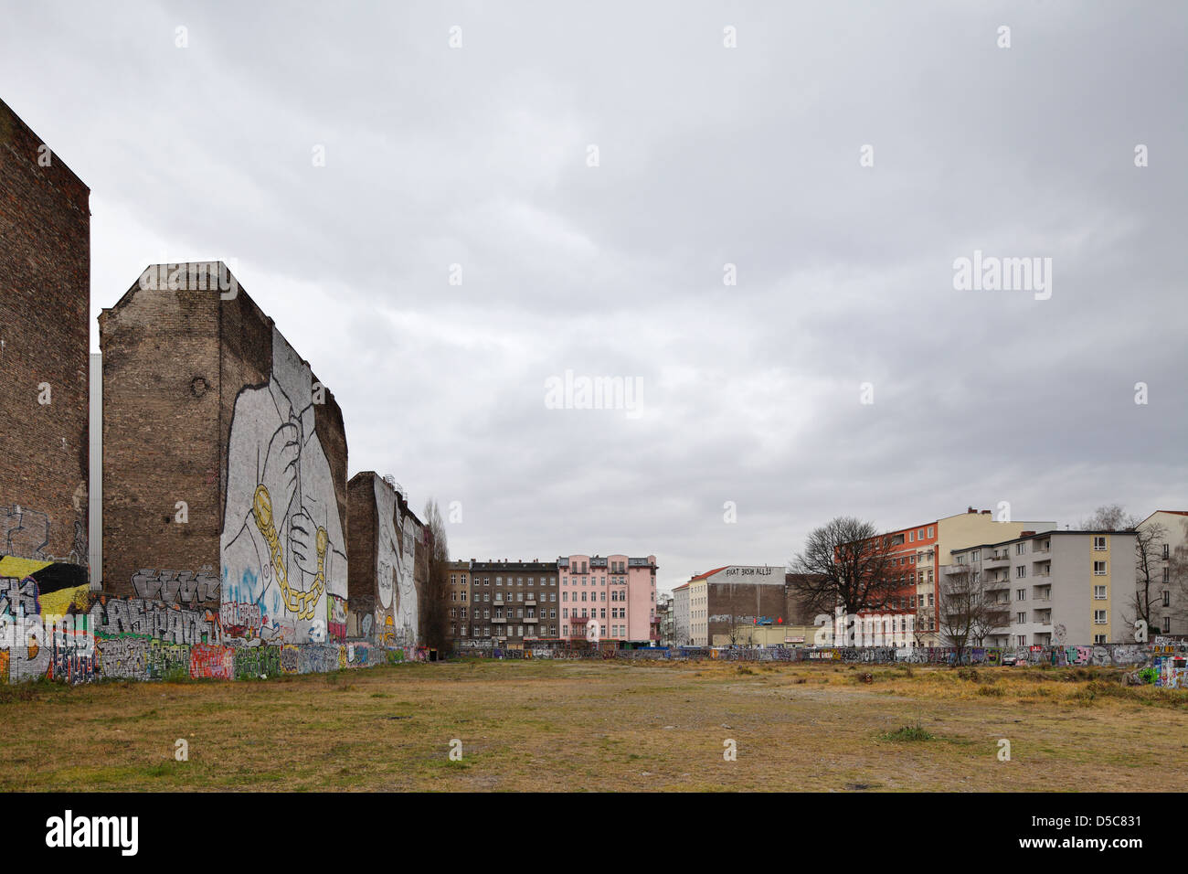 Berlin, Deutschland, unbebautem Land, Graffiti von Blu und JR Stockfoto