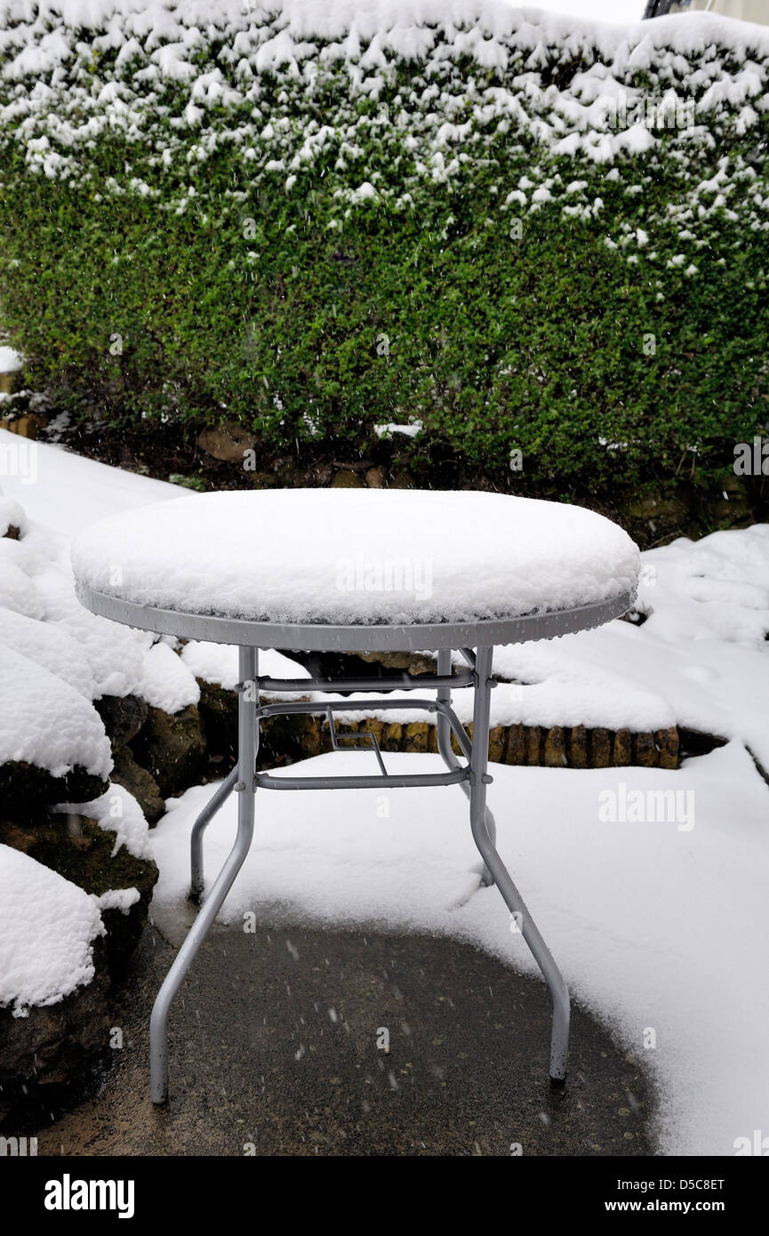 Terrasse-Tisch mit Schnee bedeckt Stockfoto