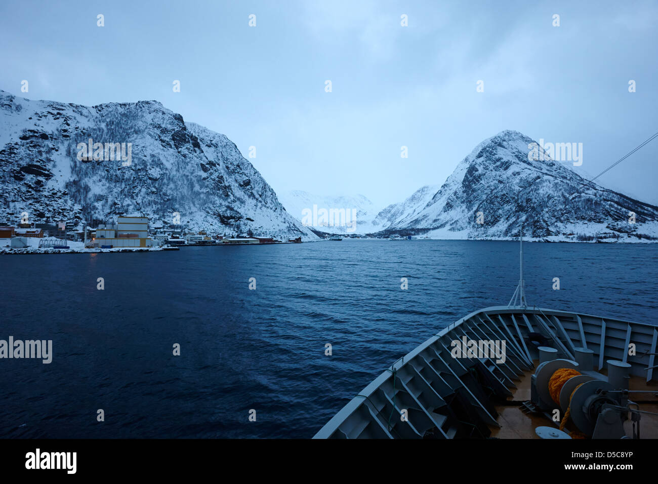 Passagierschiff Segeln entlang der Küste die Norwegische See nähert sich Oksfjord während Winter Norwegen Europa Stockfoto