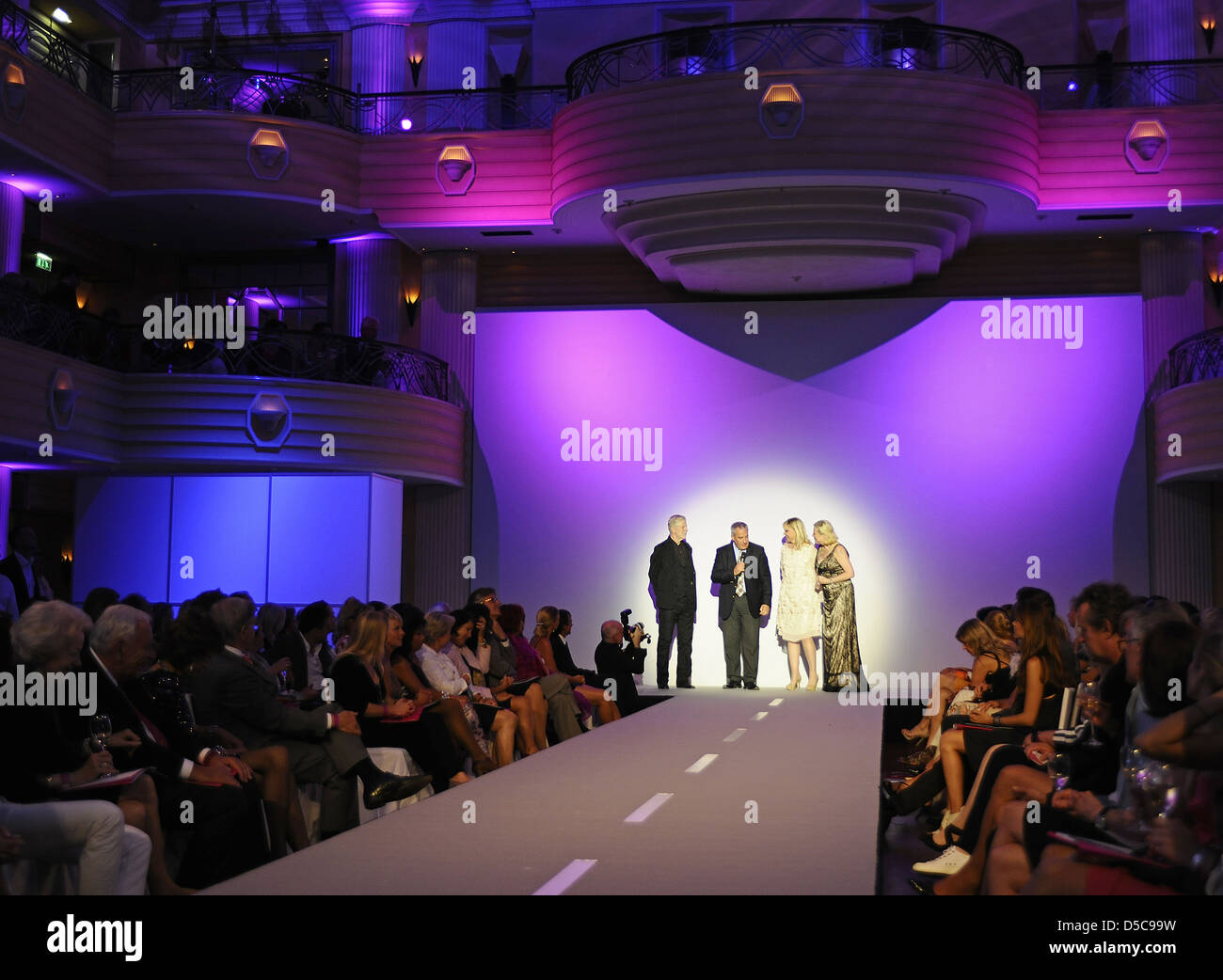 Hans M. Bachmayer, Dr. Ludwig Spaenle, Dr. Beate Merk und Susanne Wiebe Susanne Wiebe Fashion Show Bayerischer Hof Hotel. Stockfoto