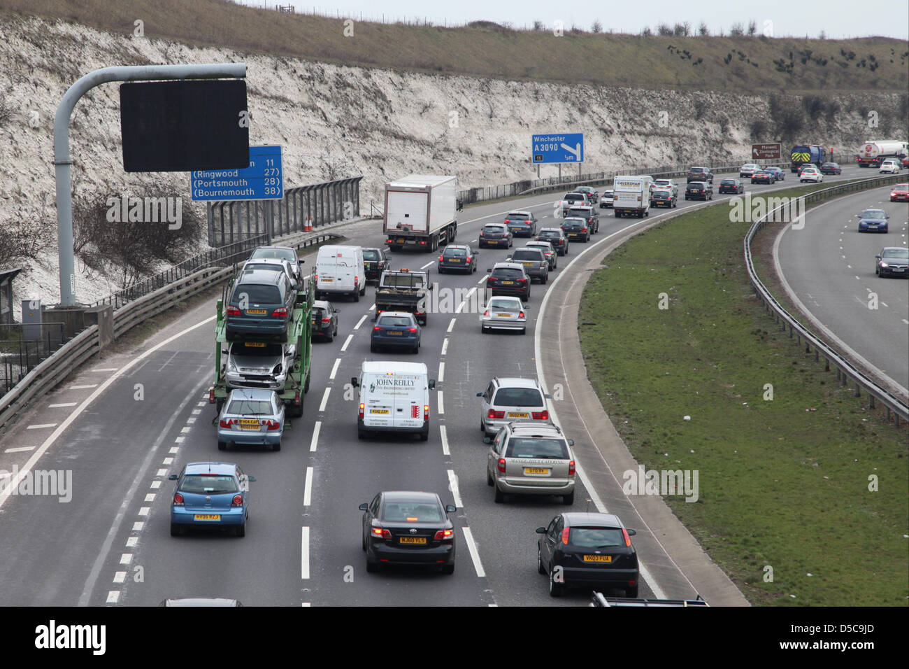 Winchester, UK. 28. März 2013 - verursachte einen Unfall auf der Autobahn M3 zwischen JCT 10 & 11 in Hampshire unter Einbeziehung eines Sattelschleppers und ein Renault Laguna lange Staus. Niemand schien verletzt werden. Stockfoto