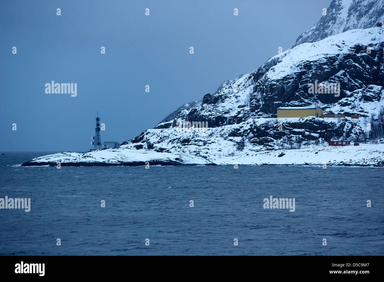 Mikrowellen Sie-Kommunikation Relaisstation am Stadtrand von Oksfjord während Winter Norwegen Europa Stockfoto