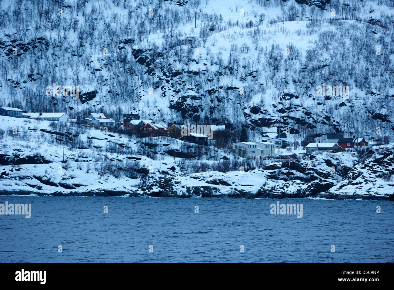 Häuser am Stadtrand von Oksfjord während Winter Norwegen Europa Stockfoto
