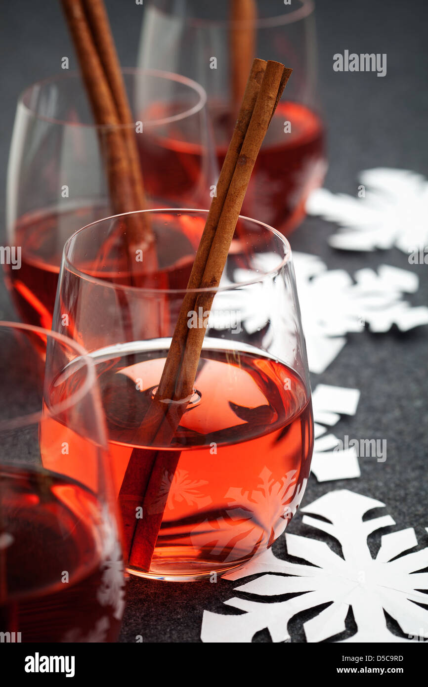 Glühwein mit Zimtstange und Sternanis Stockfoto