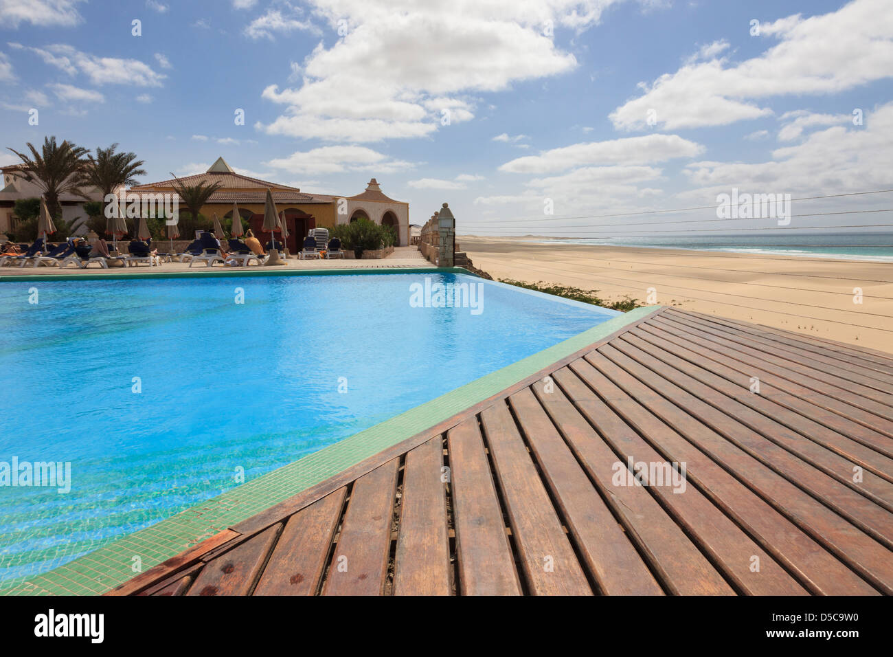 Hölzerne Sonnenterrasse am Infinity-Pool im Iberostar Resort Hotel über Praia de Chaves. Boa Vista Island, Kapverdische Inseln Stockfoto