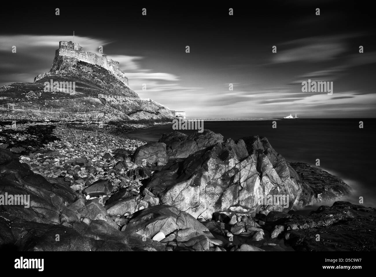 England, Northumberland, Lindisfarne. Lindisfrane Schloss befindet sich auf der Heiligen Insel entlang der Küste von Northumberland. Stockfoto