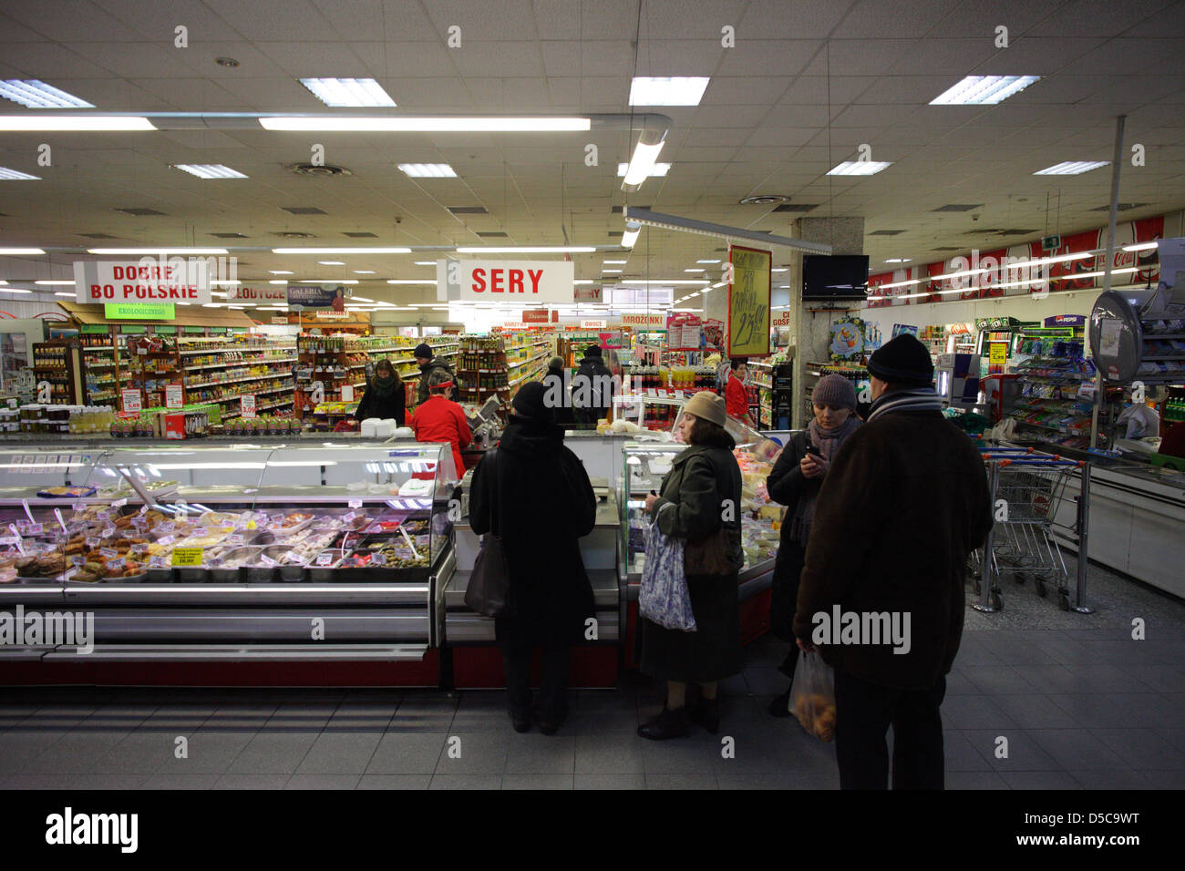Warschau, Polen, Kunden in einem Lebensmittelgeschäft Stockfoto