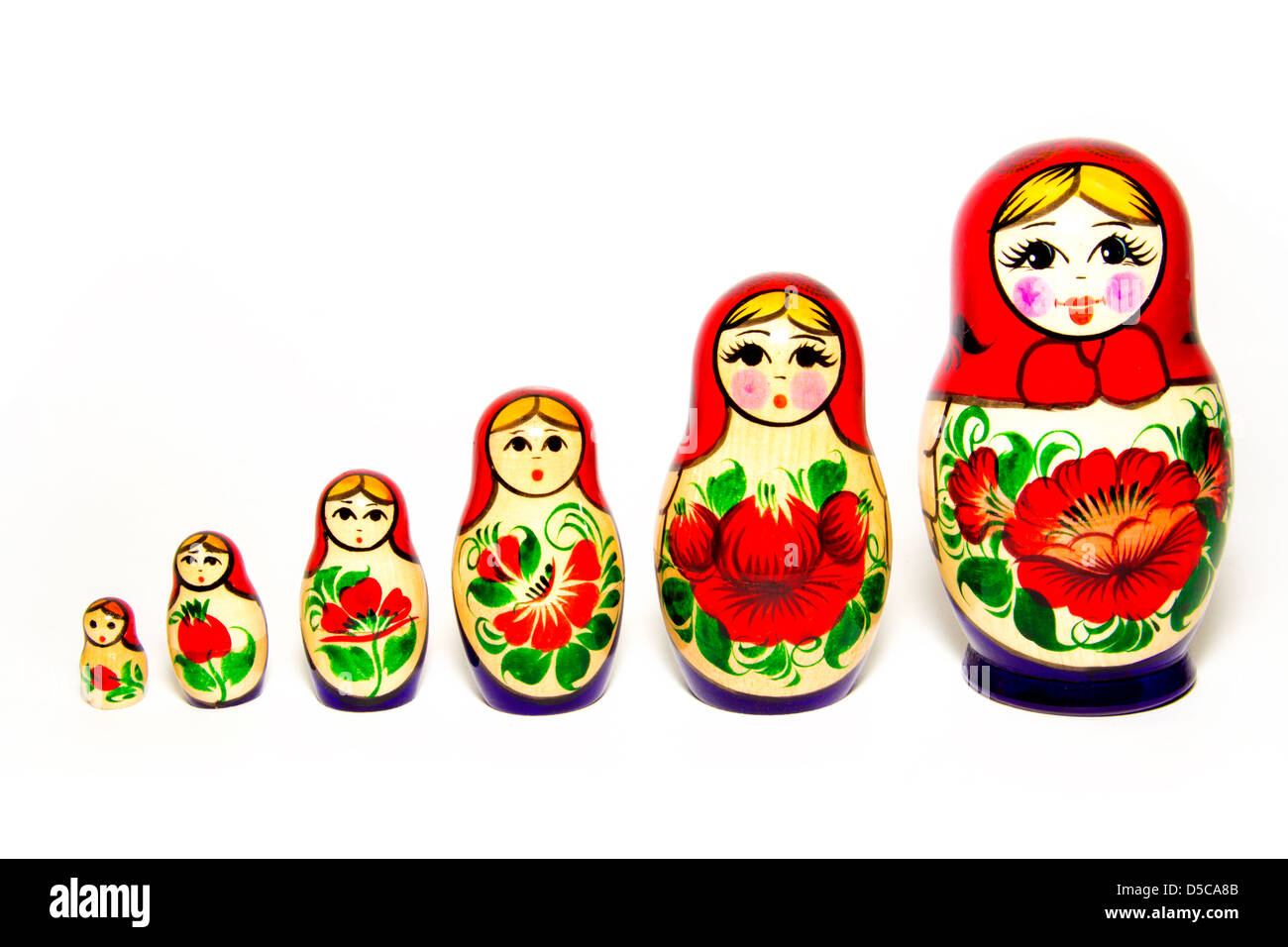 Russische Babuschka Puppen in Reihe, isoliert auf weißem Hintergrund nisten. Stockfoto