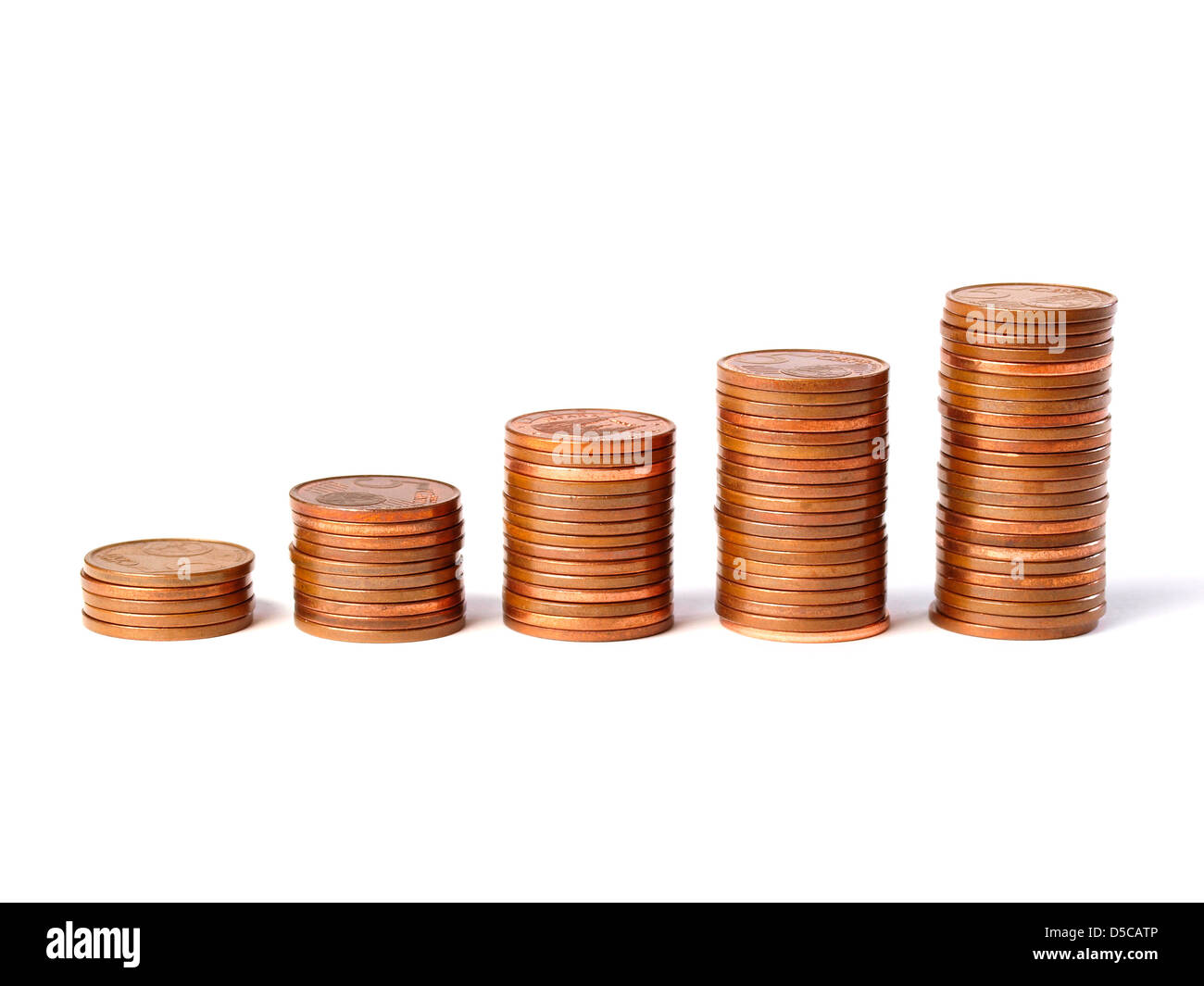 Fünf Stapel von 5-Cent Münzen in der Höhe zu erhöhen und isoliert auf weißem Hintergrund Stockfoto