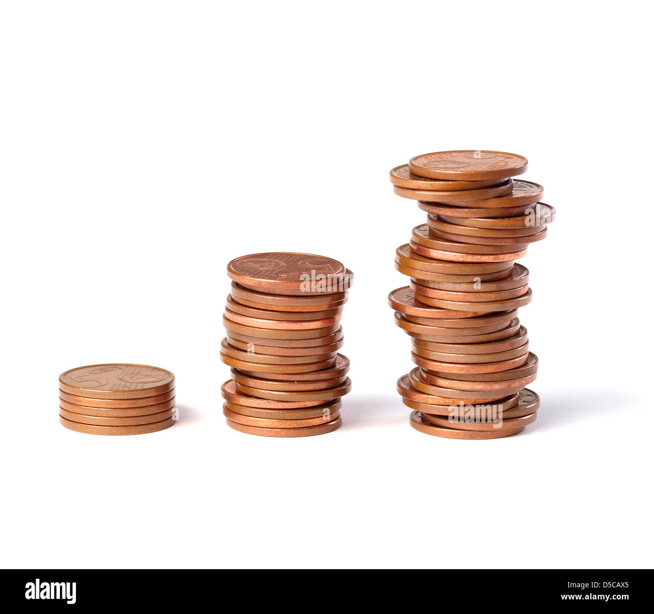 Drei Stapel von 5-Cent Münzen in der Höhe zu erhöhen und isoliert auf weißem Hintergrund Stockfoto