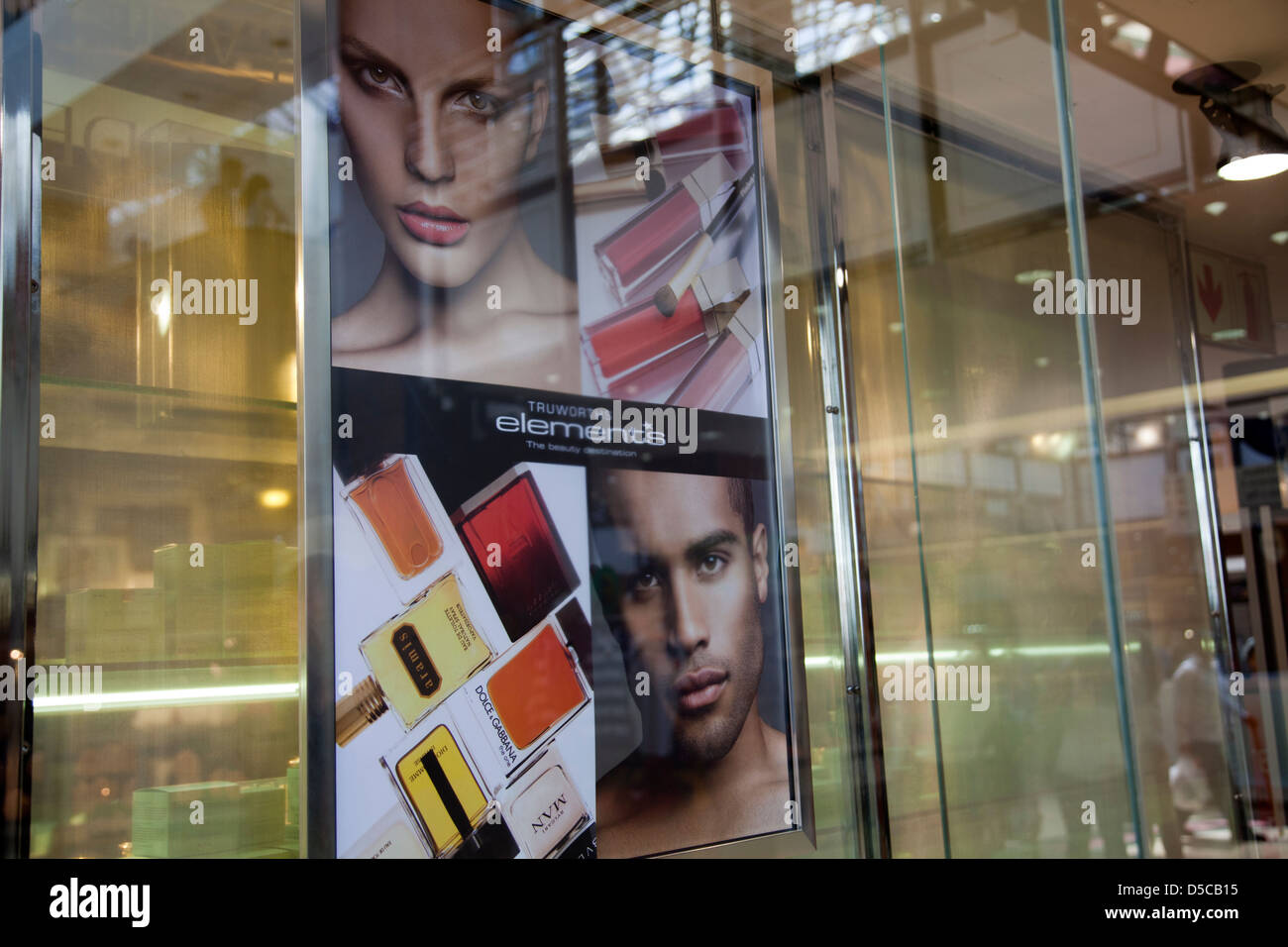 Truworths Schönheit Förderung im Shop Fenster - Kapstadt - Südafrika Stockfoto