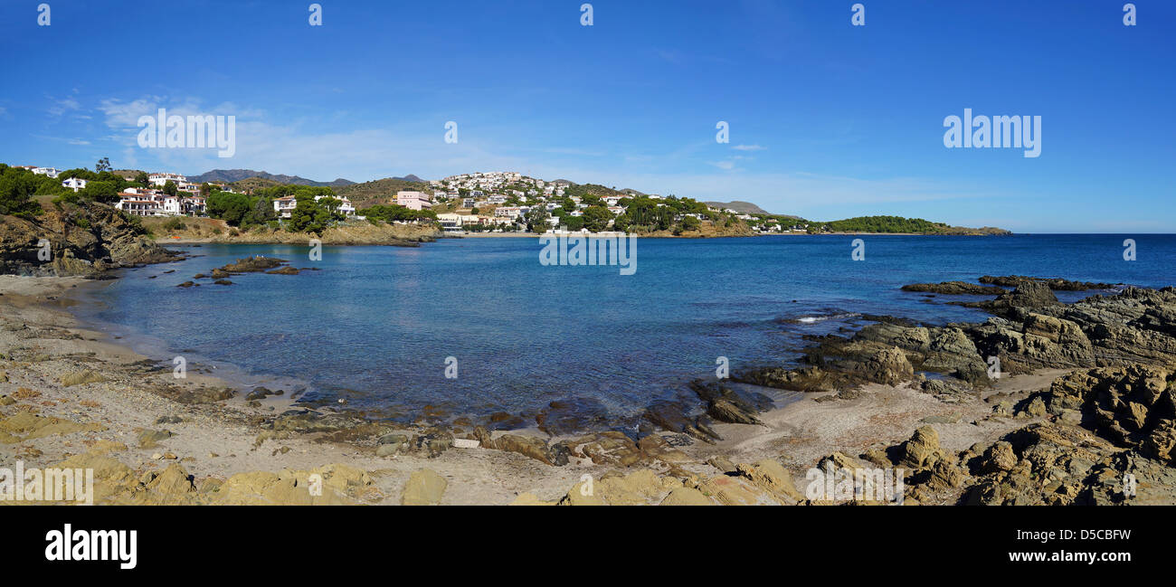 Küstenpanorama in einer Bucht in der Nähe von Llanca, Mittelmeer, Costa Brava, Katalonien, Spanien Stockfoto