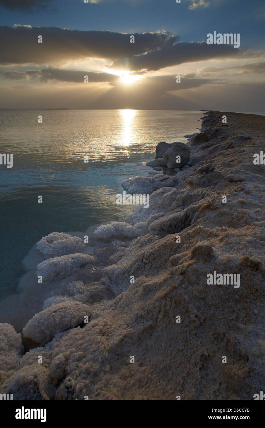 Totes Meer Salz Ufer bei Sonnenaufgang Licht Stockfoto