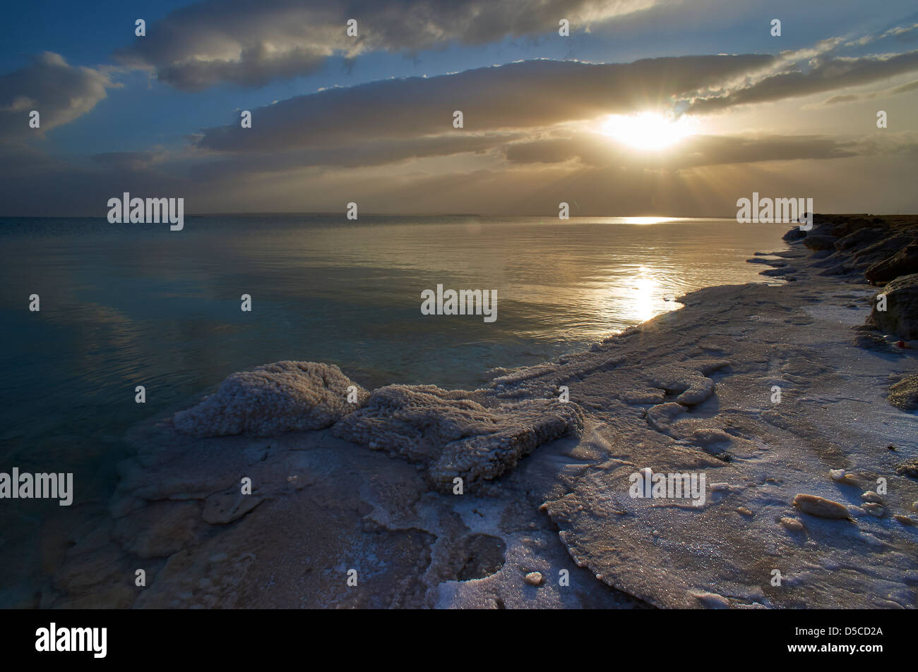 Totes Meer Salz Ufer bei Sonnenaufgang Licht Stockfoto