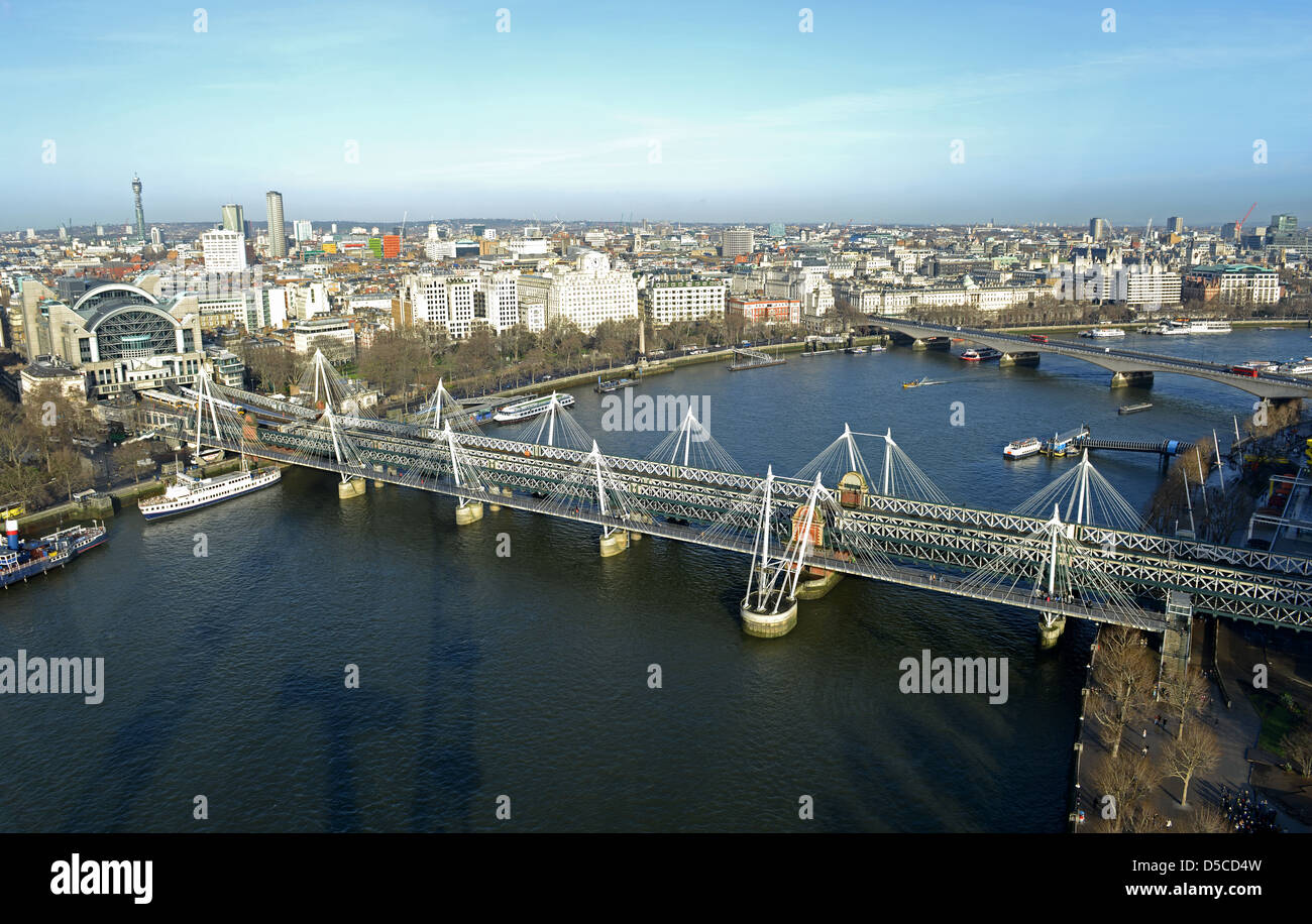 Hungerford Bridge, die Themse und Charing Cross train Station, London, England, UK Stockfoto