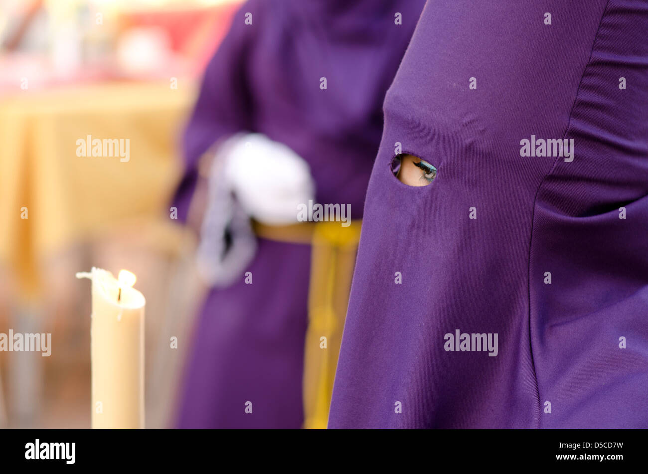 Eines der Nazarenos warten zu Beginn der Prozession während der Osterwoche, der Semana Santa in Mijas Pueblo, Provinz Malaga, Spanien. Stockfoto