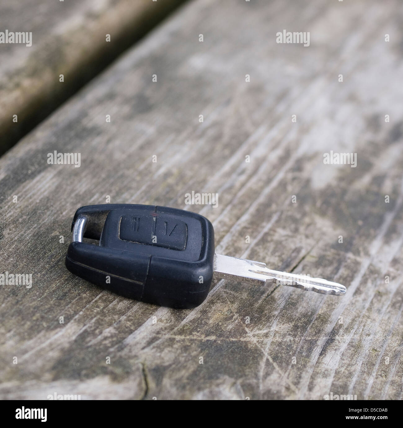 Vergessen Autoschlüssel auf ein Holzbrett in einem Bank-Park. Ein Makro-Detail. Stockfoto