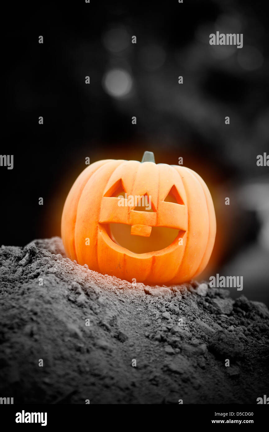 Leuchtenden Halloween Kürbis auf dunklem Hintergrund Stockfoto