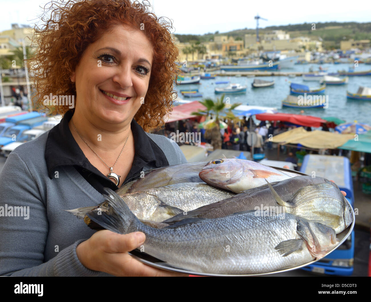 Frischer Fisch auf der Speisekarte zu Rons Café am Hafen und Bucht Marsaxlokk, Malta Stockfoto