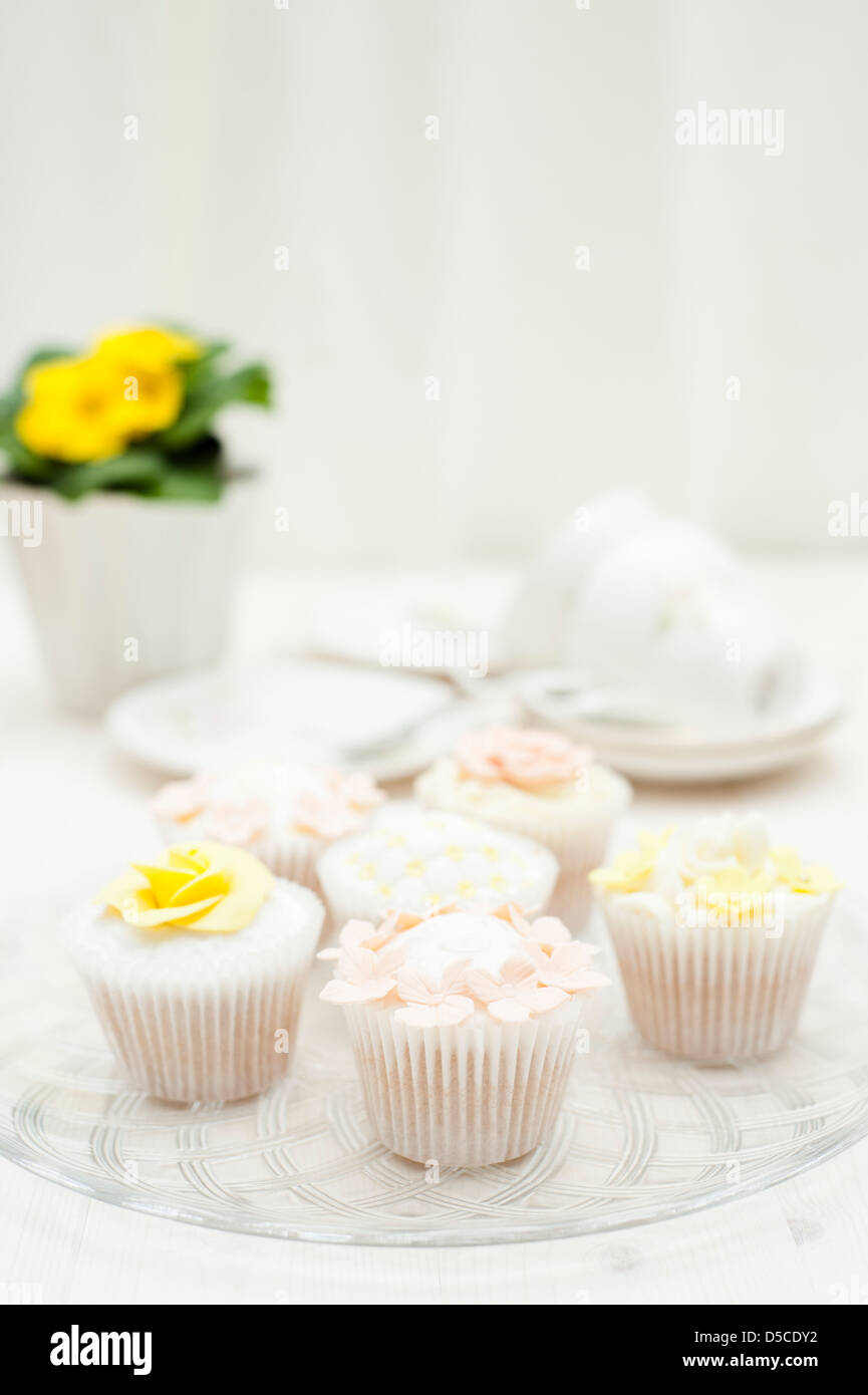 Gemischte Cupcakes in einem Pastell, shabby chic-Stil mit Sugarcraft Dekorationen Stockfoto