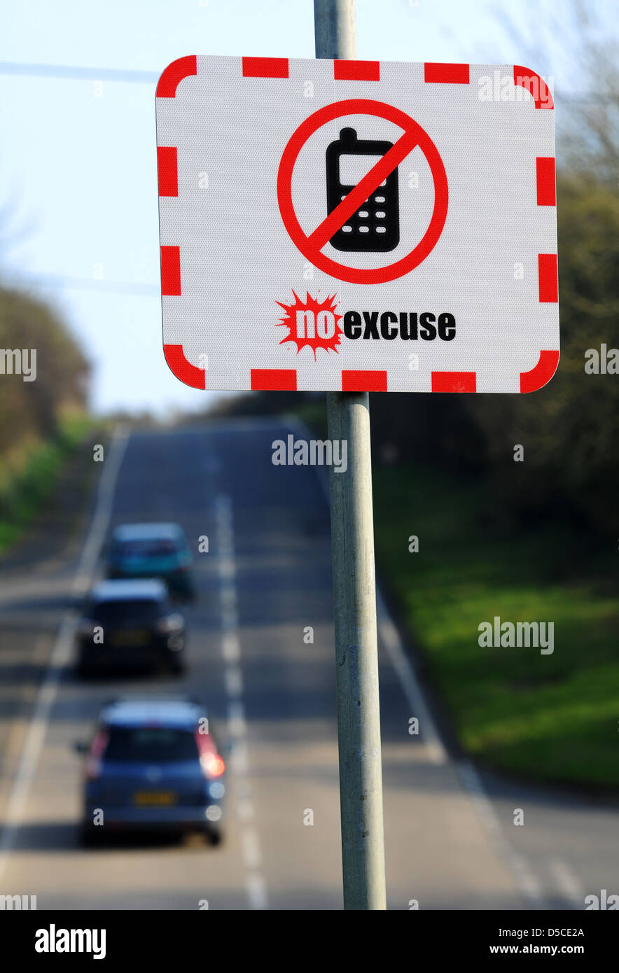 Keine Entschuldigung Verkehrssicherheit anmelden, kein Mobiltelefon während der Fahrt Zeichen, UK Stockfoto