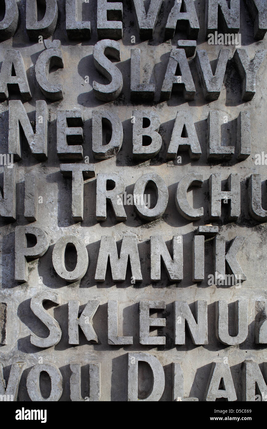 Ceske Budejovice, Tschechische Republik, Inschrift am Denkmal für die Opfer des Faschismus Stockfoto