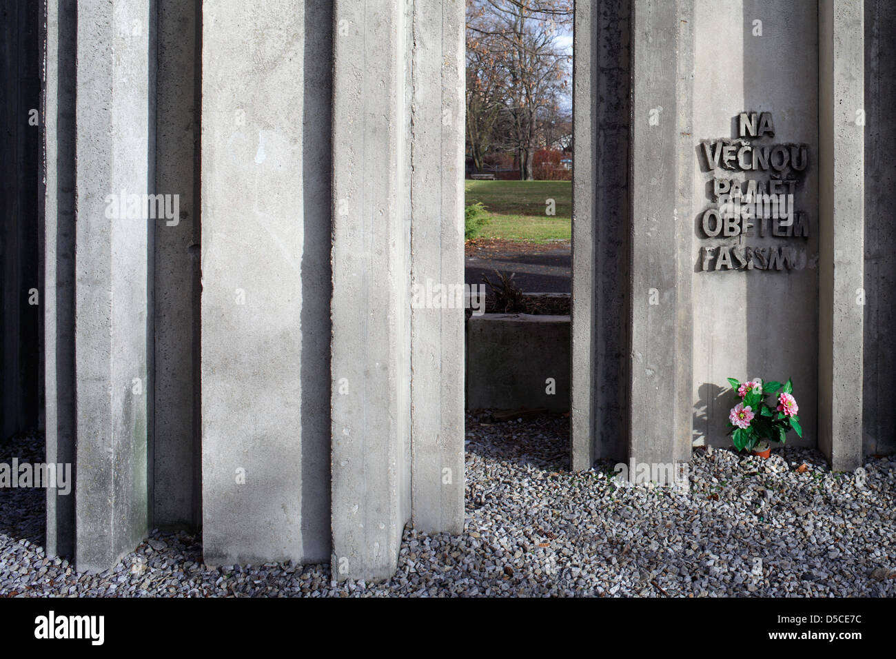 Ceske Budejovice, Tschechische Republik, Blumen am Denkmal für die Opfer des Faschismus Stockfoto