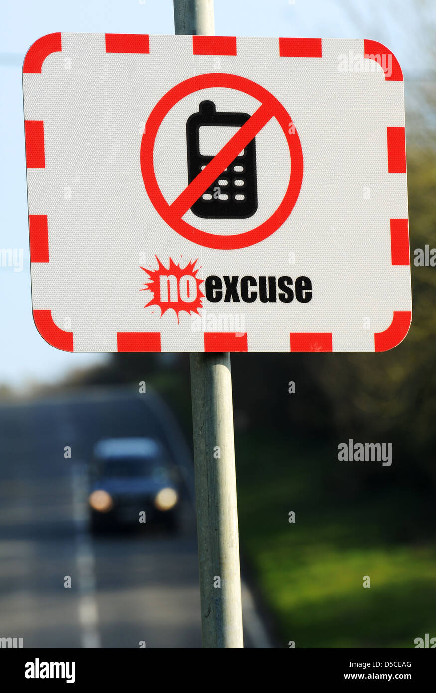 Keine Entschuldigung Verkehrssicherheit anmelden, kein Mobiltelefon während der Fahrt Zeichen, UK Stockfoto