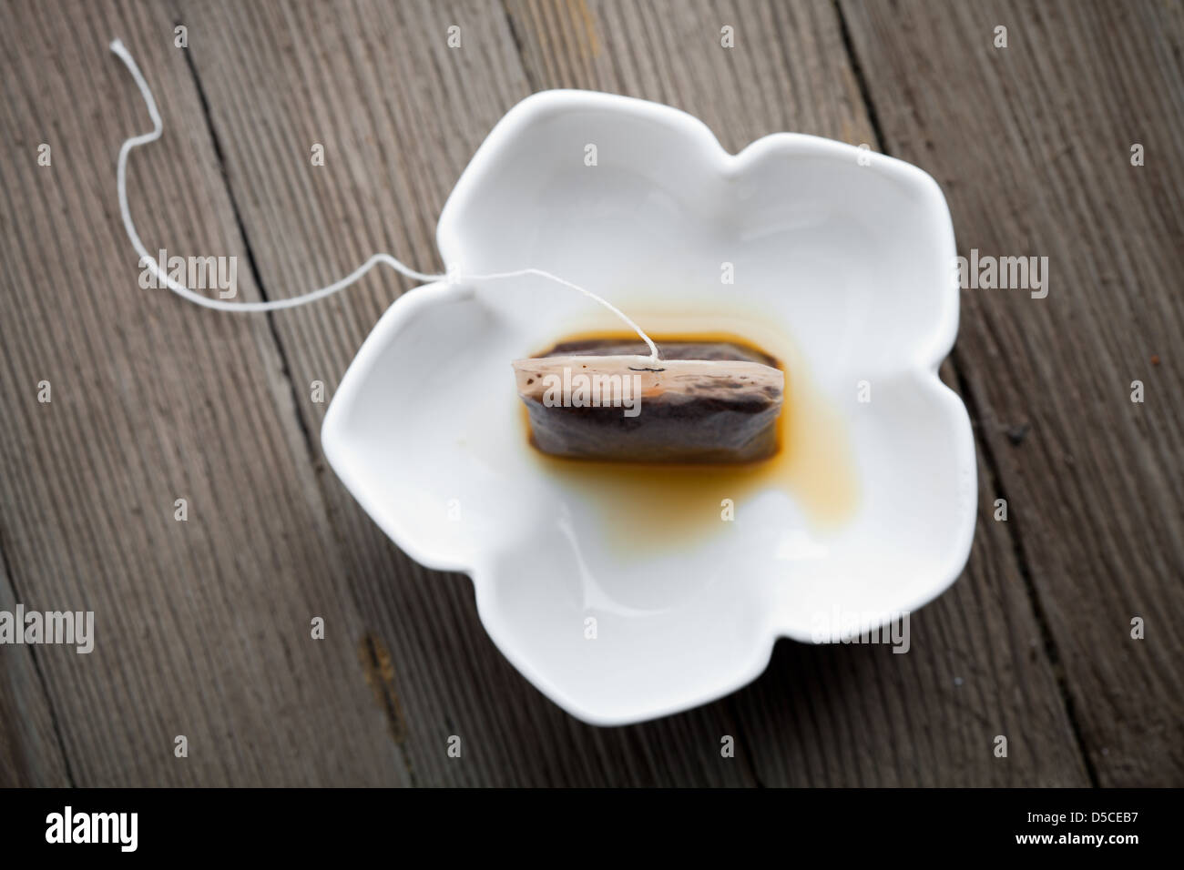 Gebrauchte Teebeutel in kleine Schüssel weiß Stockfoto