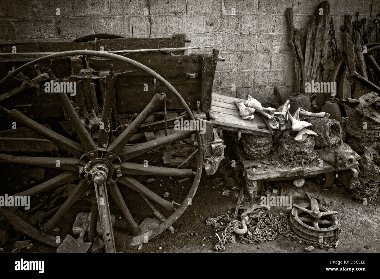 Ein alt aussehendes Sepia getönt Bild eines Wagens in einer Scheune Stockfoto