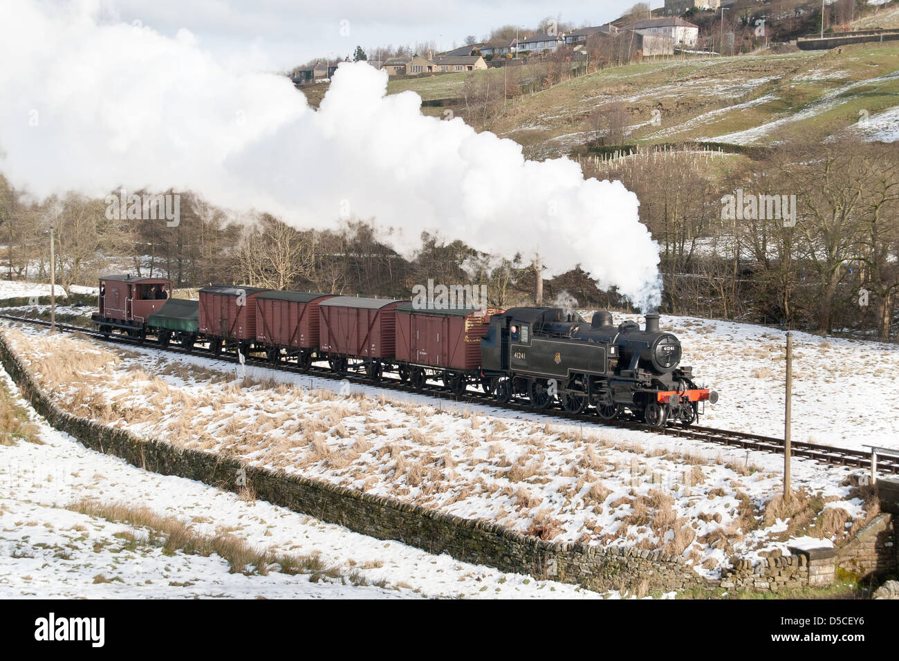 Dampflok ziehen einen Güterzug auf der Keighley und Wert Valley Railway an Oxenhope, West Yorkshire, England Stockfoto