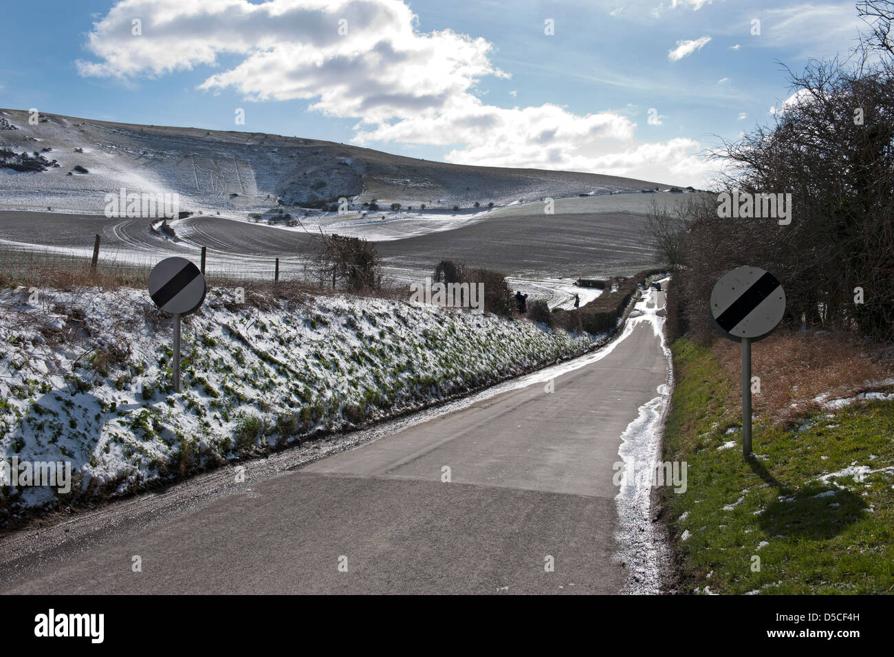 Ländliche Lane im Winter durch die Sussex Downs, Großbritannien Stockfoto