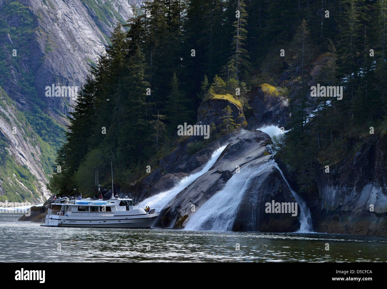 Boot von einem Wasserfall im Tracy Arm Tongass National Forest, Alaska-Tour. Stockfoto