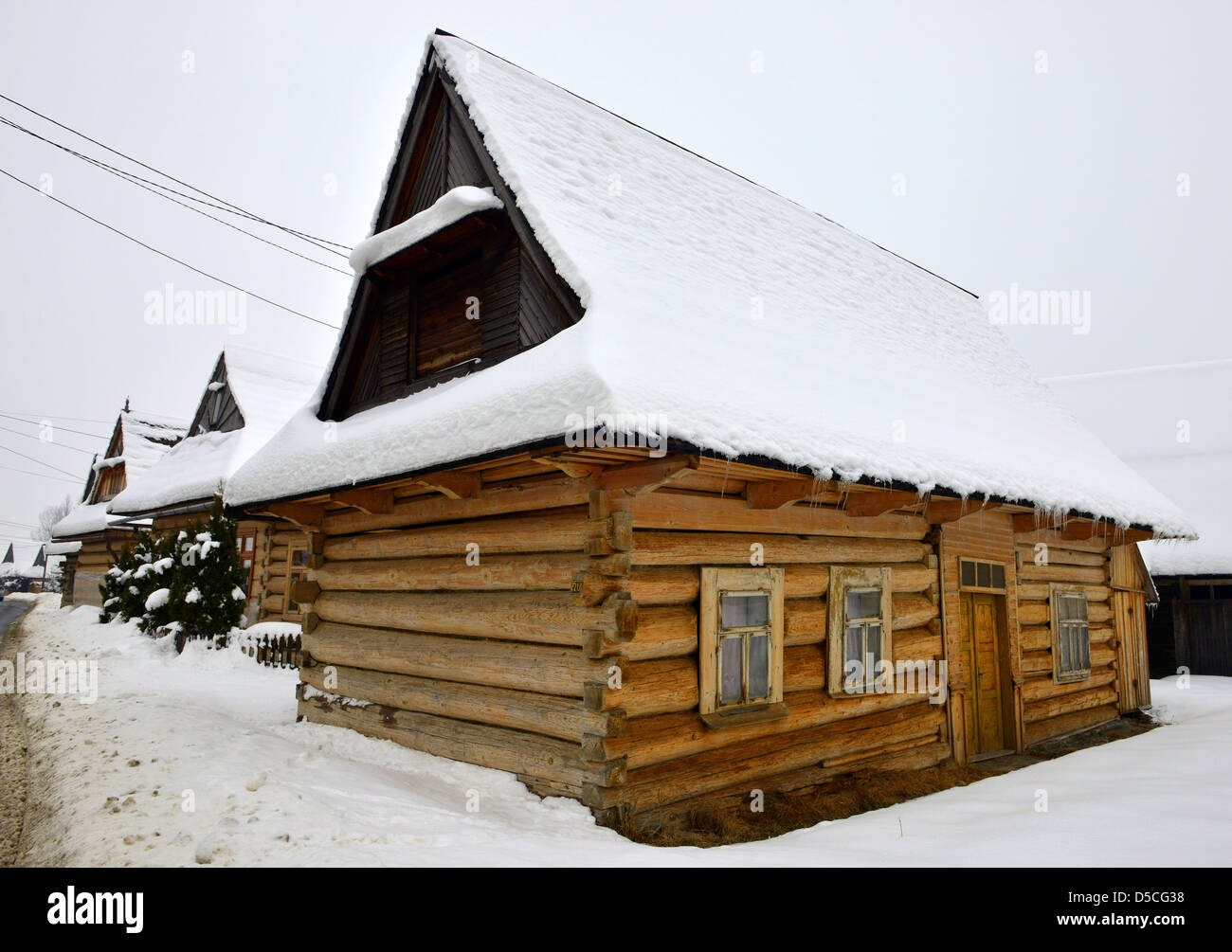 Schneebedeckte Holzhäuser in dem malerischen Dorf Chocholow im Tatra-Gebirge in der Nähe von Zakopane Polen. Stockfoto