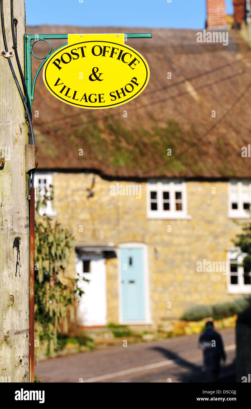 Post einkaufen Office und Dorf Zeichen, UK Stockfoto