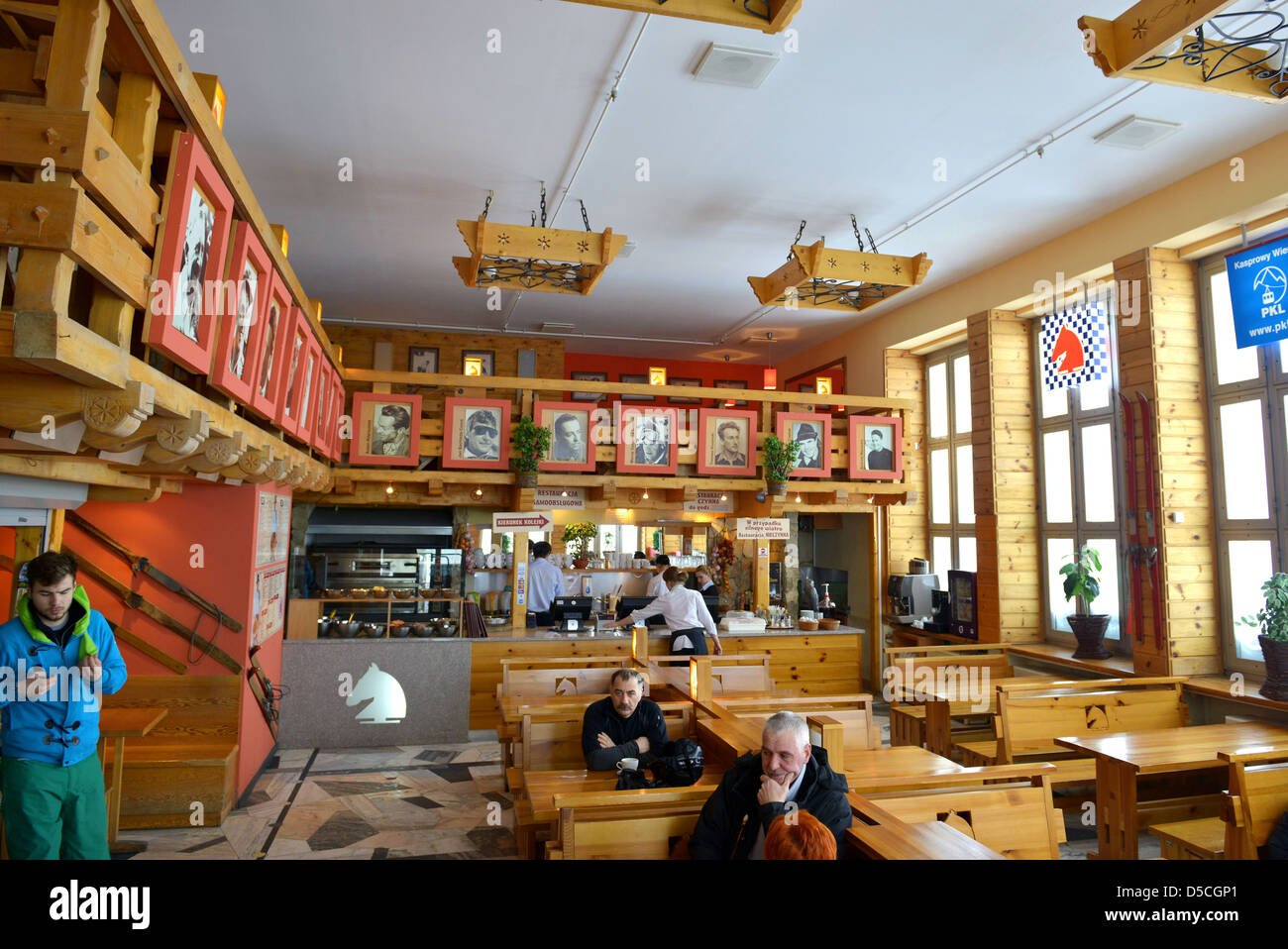 Touristen in das obere Kabel station Café in Zakopane, Polen Stockfoto
