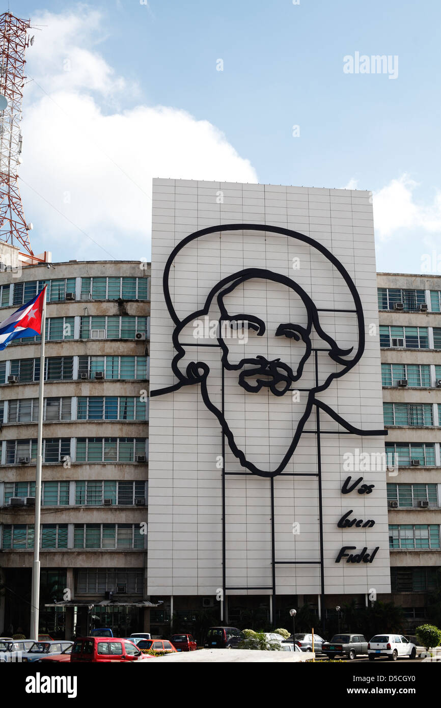 Regierungsgebäude In Revolutionsplatz Havanna mit einem Metall Umriss-Porträt von Präsident Fidel Castro Stockfoto