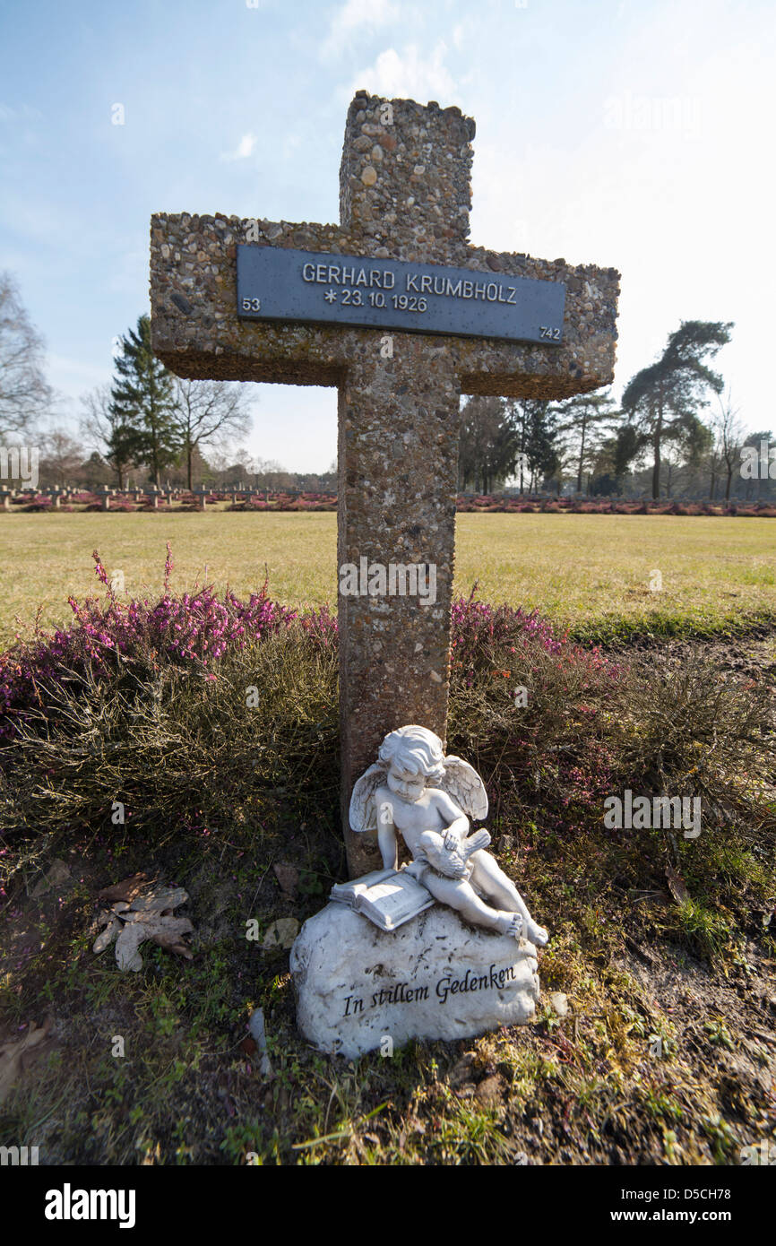 Engel am Fuße der Grabstein eines Soldaten auf dem deutschen Soldatenfriedhof in Kattenbos Lommel in Belgien Stockfoto