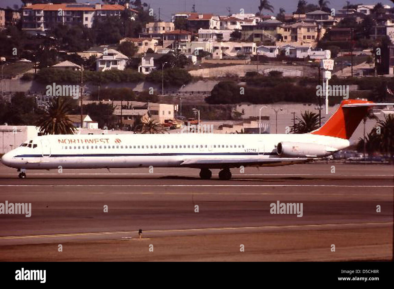 Die Douglas DC-9 N309RC, ein Flugzeug aus den 1960er Jahren, stellt einen bedeutenden Fortschritt in der kommerziellen Luftfahrt dar. Es ist Teil der Sammlung des San Diego Air and Space Museums und zeigt die Rolle der DC-9 bei der Gestaltung des modernen Flugreisens. Stockfoto
