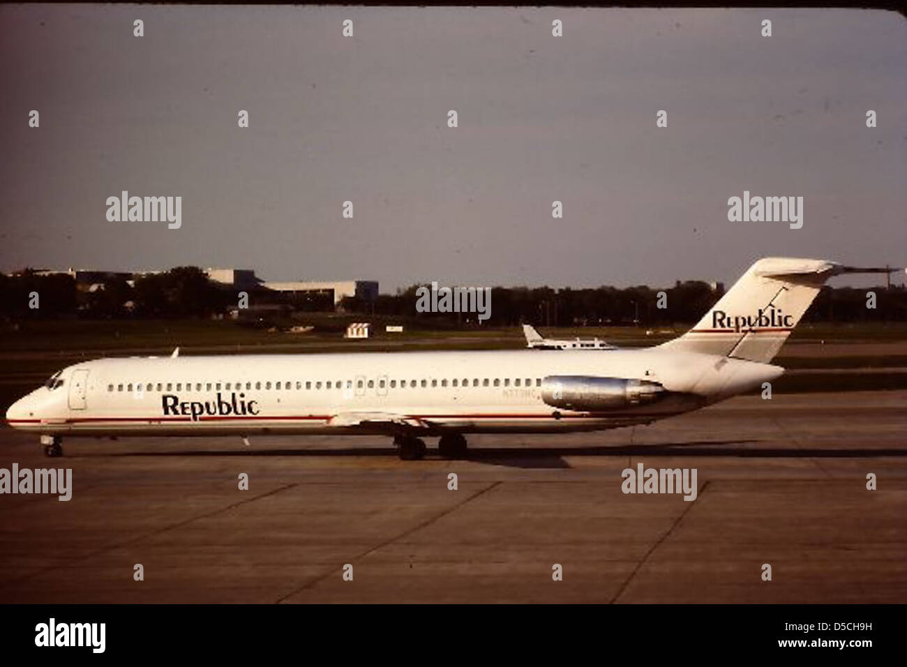 Die Douglas DC-9 N773NC ist in diesem Bild zu sehen, ein bedeutendes Flugzeug in der kommerziellen Luftfahrt. Das von Quastler fotografierte Flugzeug repräsentiert die Fortschritte im Luftverkehr und im Flugbetrieb, insbesondere für die Flotte der Republic Airlines. Stockfoto