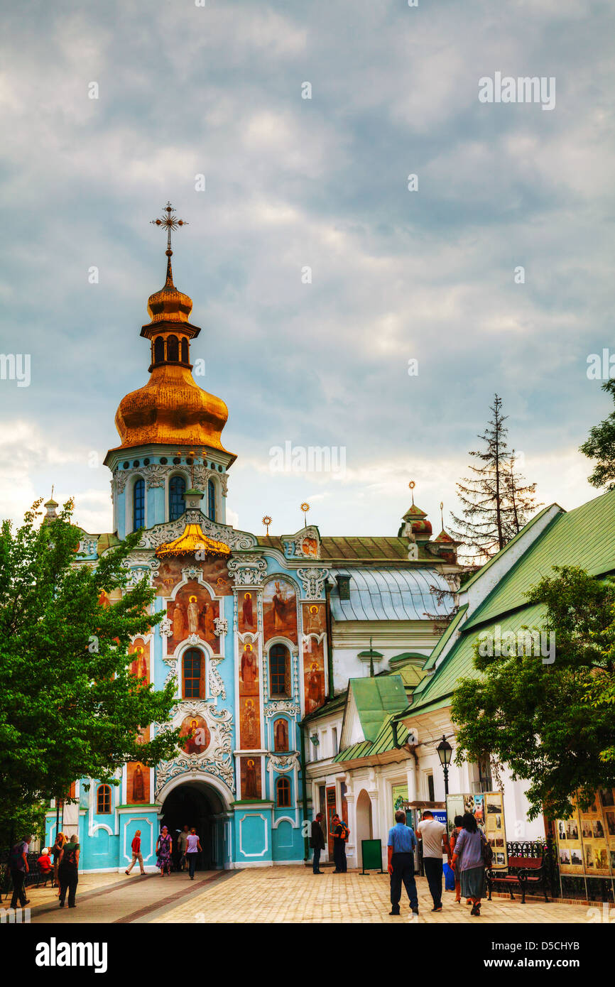 Kiewer Höhlenkloster Kloster mit Touristen in Kiew, Ukraine Stockfoto