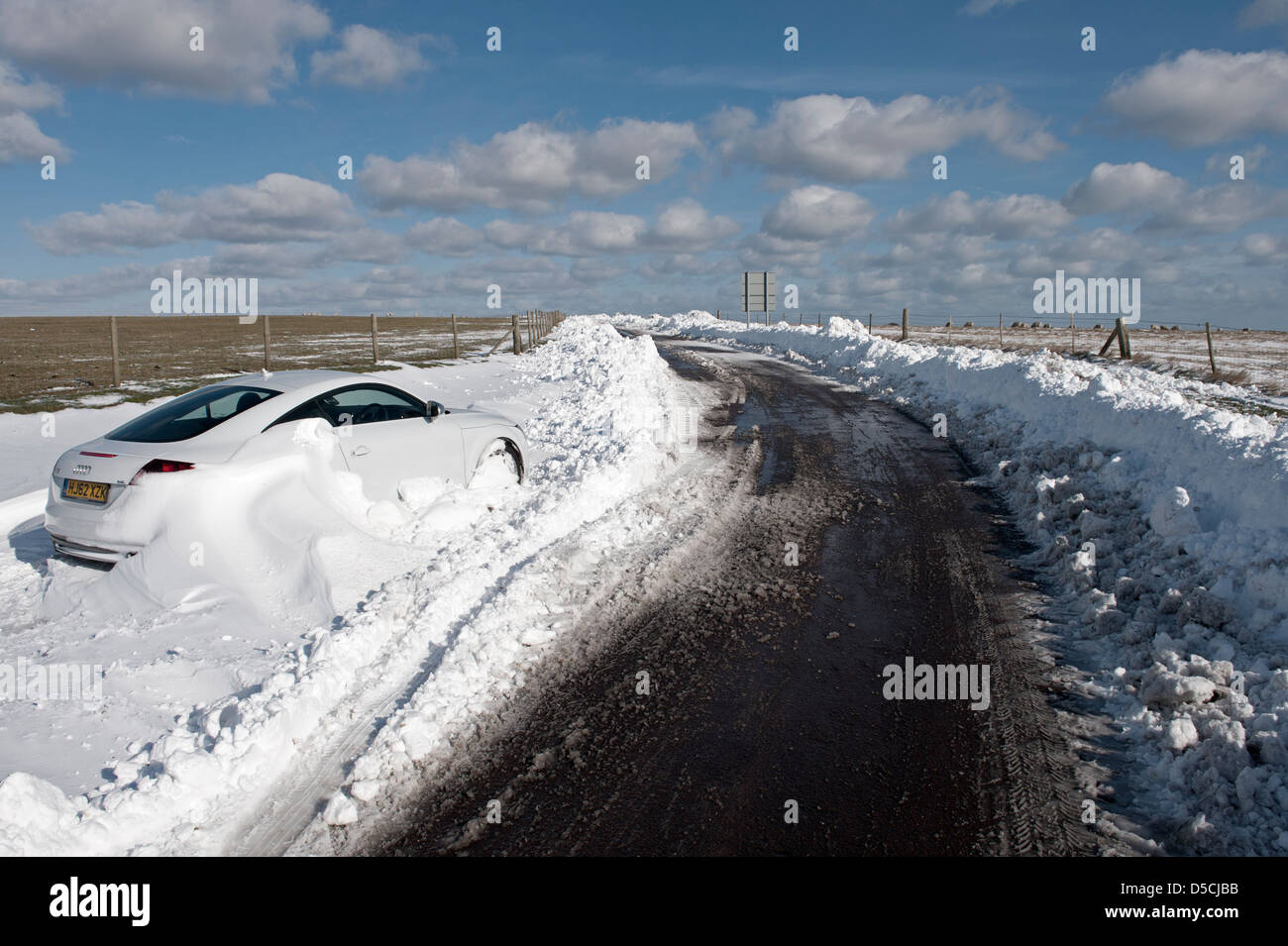 Ein Auto verlassen im Schnee auf der Sussex Downs, UK Stockfoto