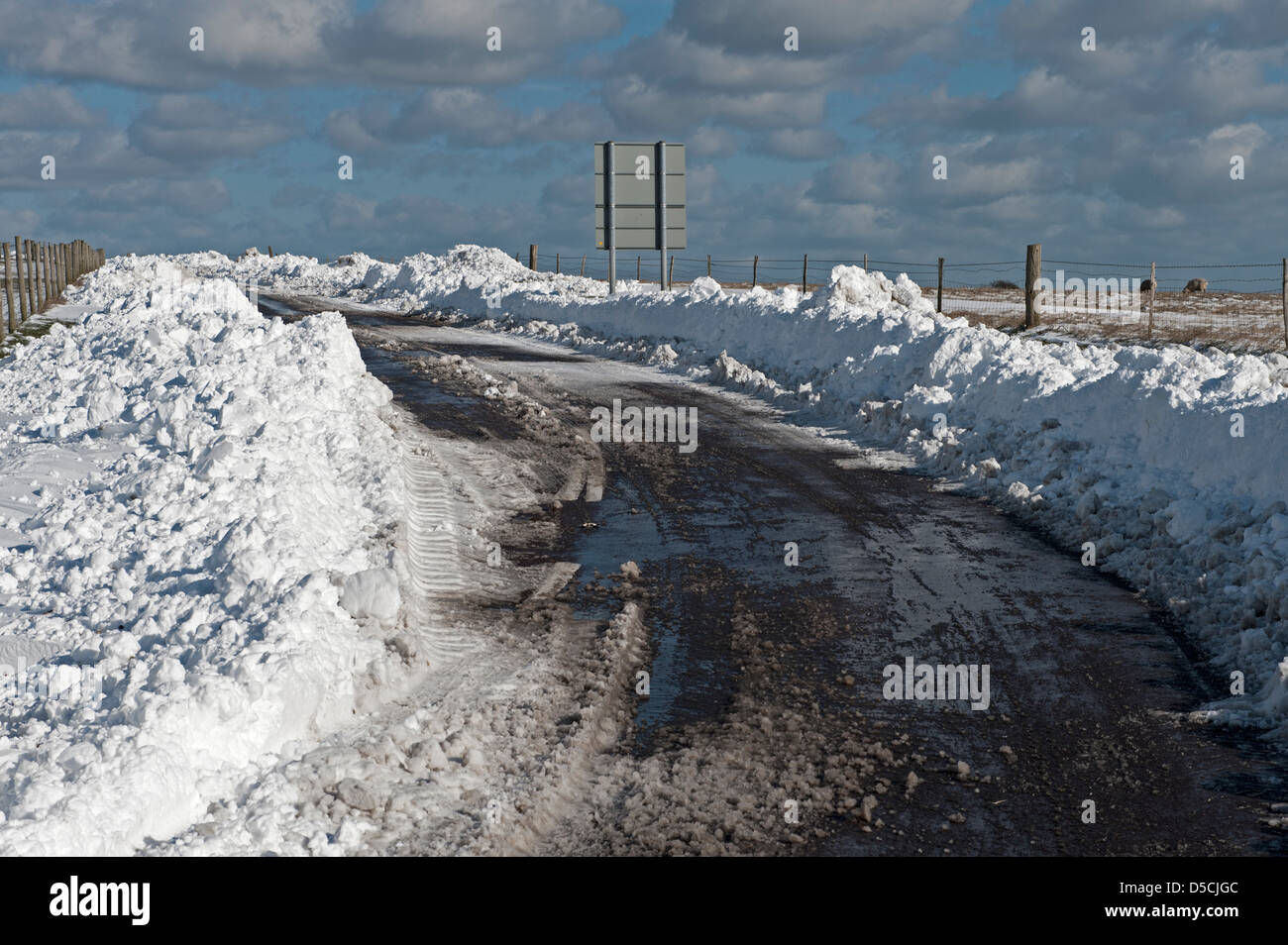 Vor kurzem gelöscht verschneiten Straße auf der Sussex Downs, UK Stockfoto
