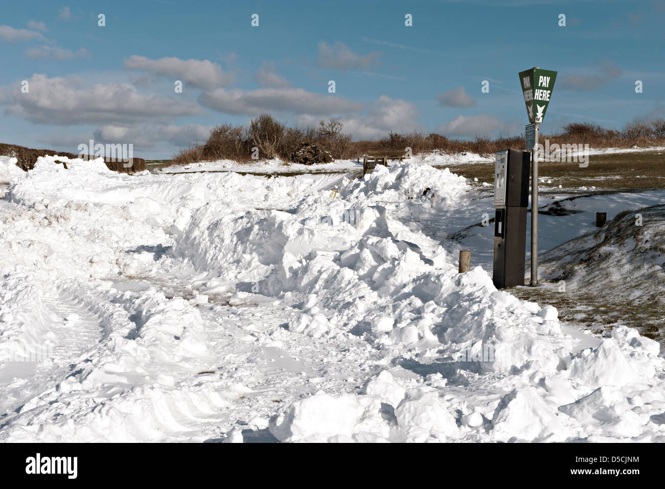 Auto Park bedeckt mit dicken Schnee auf der Sussex Downs, UK Stockfoto