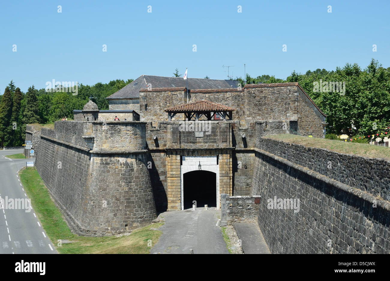 Mittelalterliche Stadtmauer der französischen Stadt Navarrenx Stockfoto