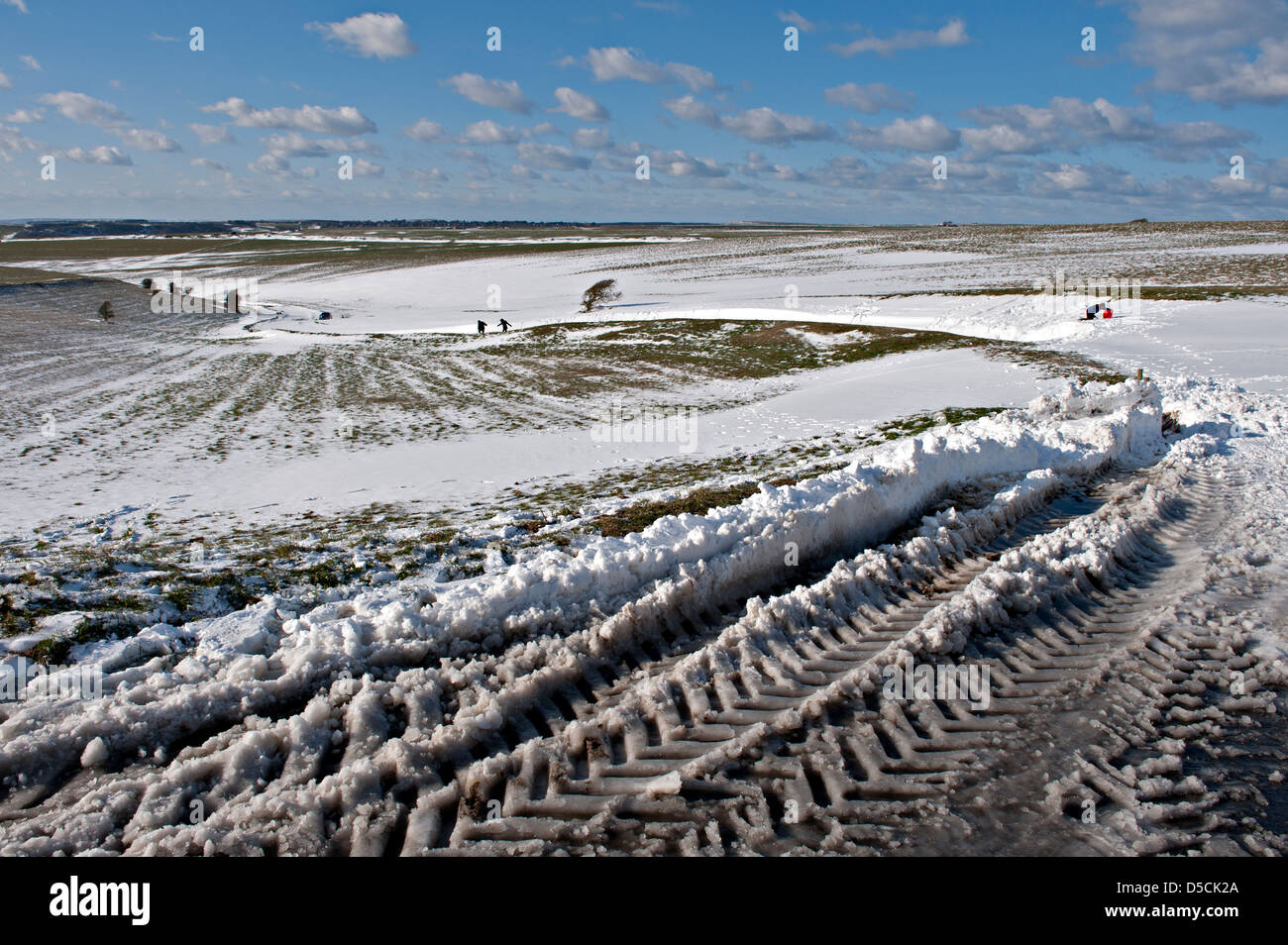Schneebedeckte Straße auf der Sussex Downs, UK Stockfoto